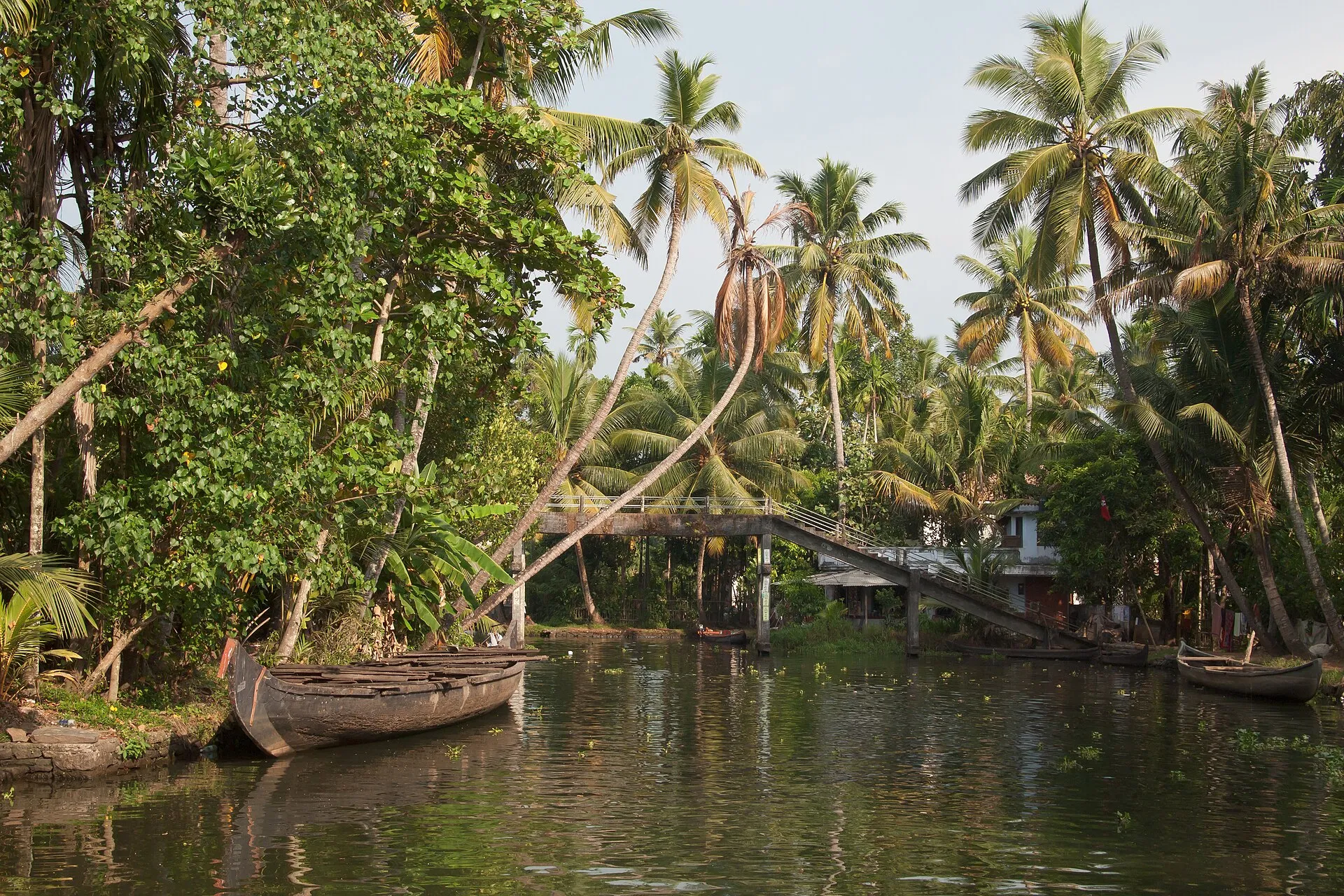 Honeymoon Boat House — private houseboat cruise on the Alleppey backwaters, Kerala